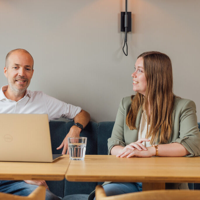 Whitevision collega op de bank